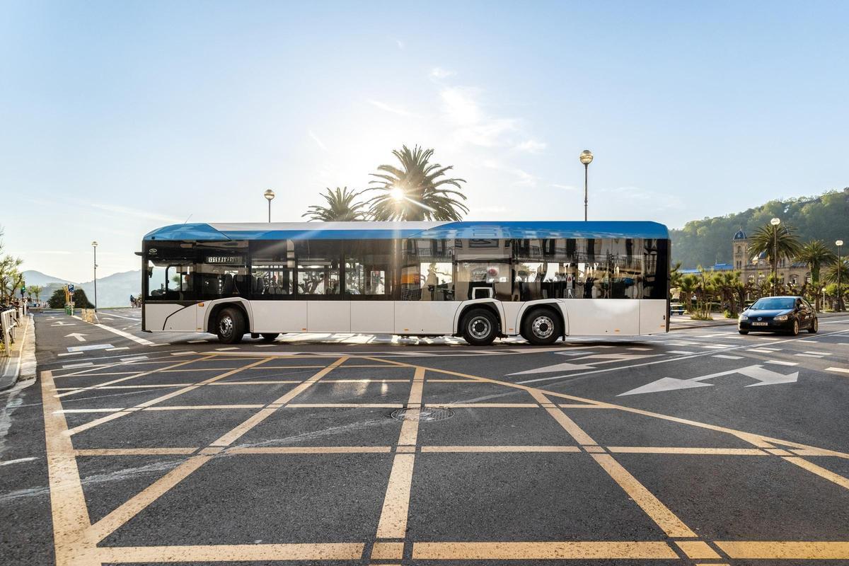 Un autobús eléctrico circulando por una avenida