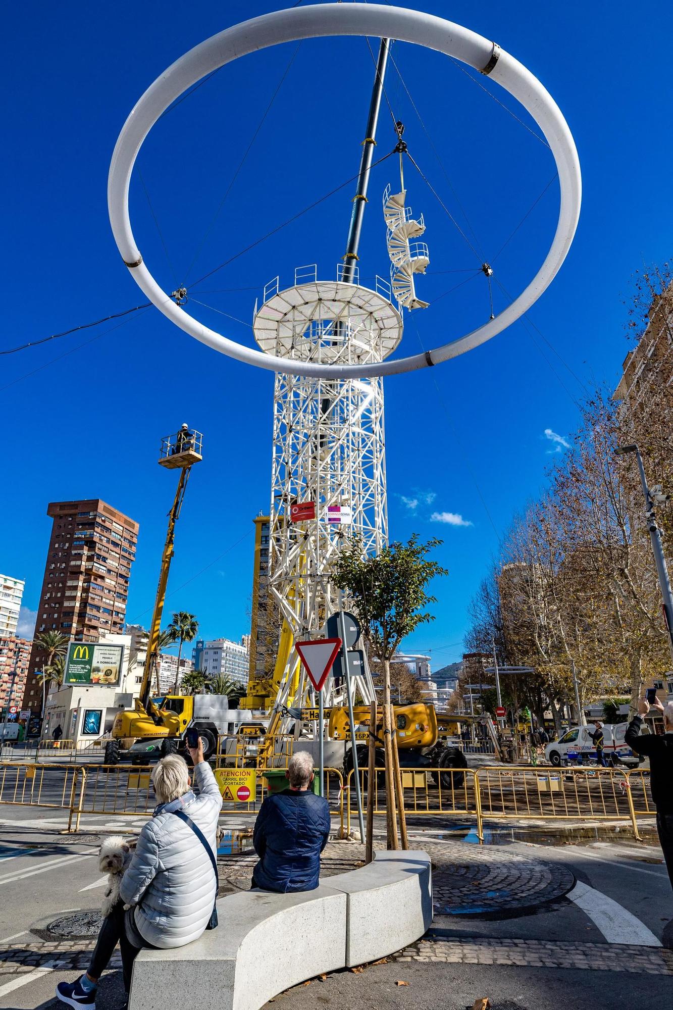 Las maquinarias y operarios han trabajado en colocar las últimas piezas de la estructura principal.