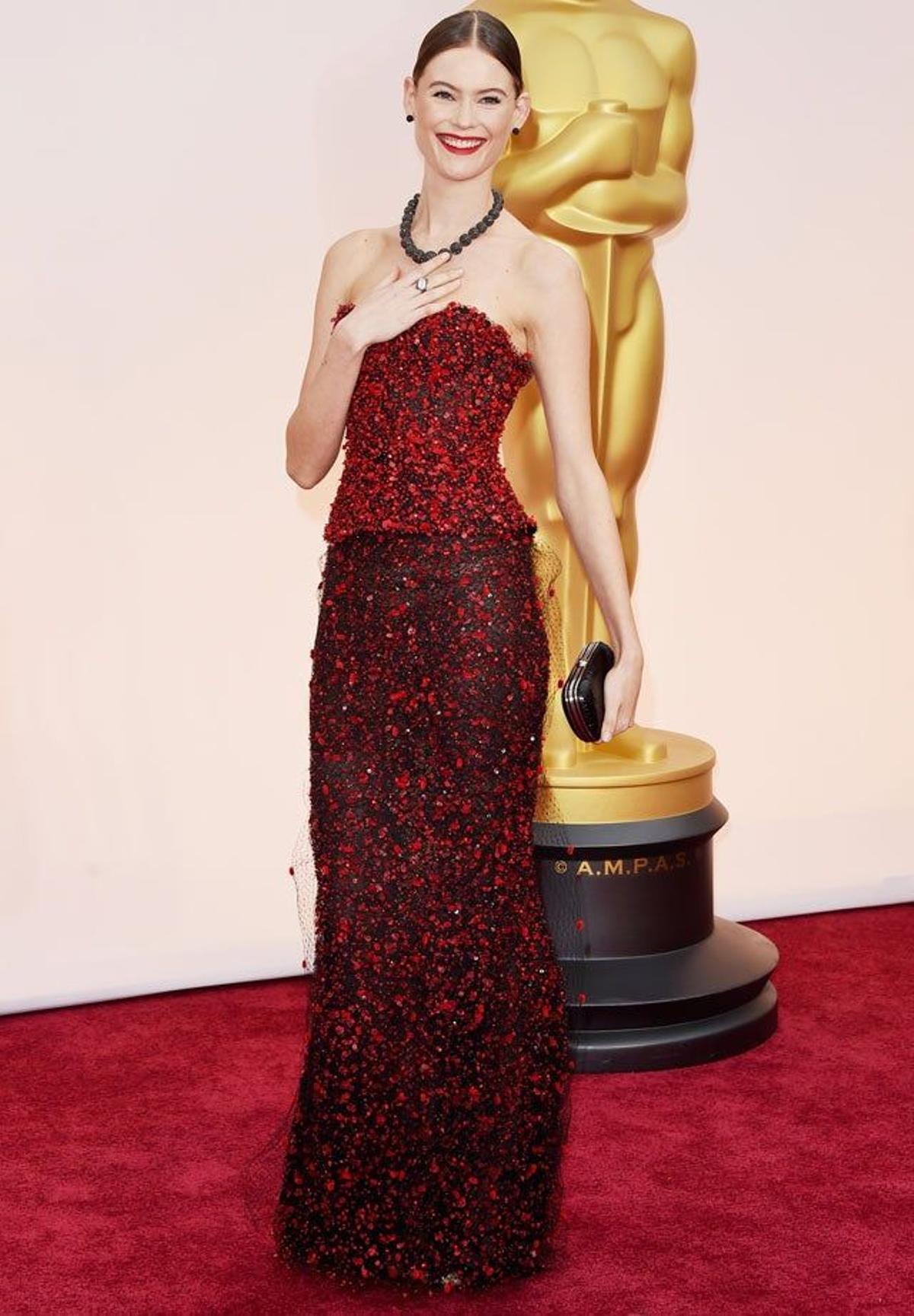 Behati Prinsloo en la alfombra roja de los Oscar 2015