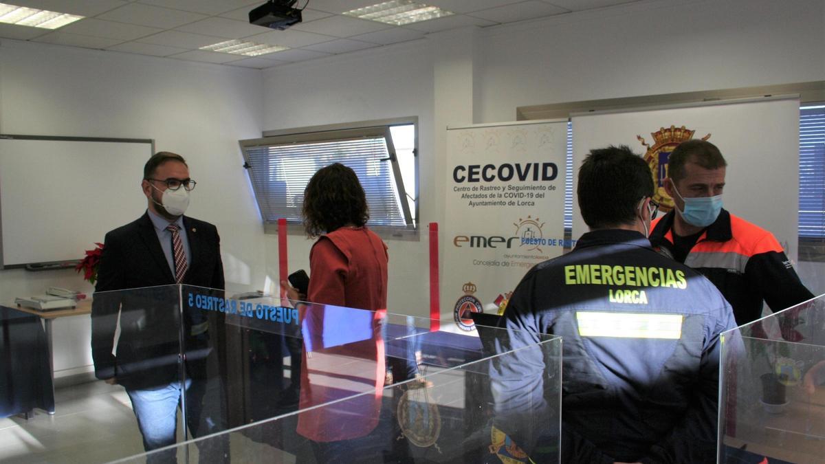 Diego José Mateos, Isabel Casalduero y Juan Pedro Martínez supervisan las instalaciones del Cecovid.