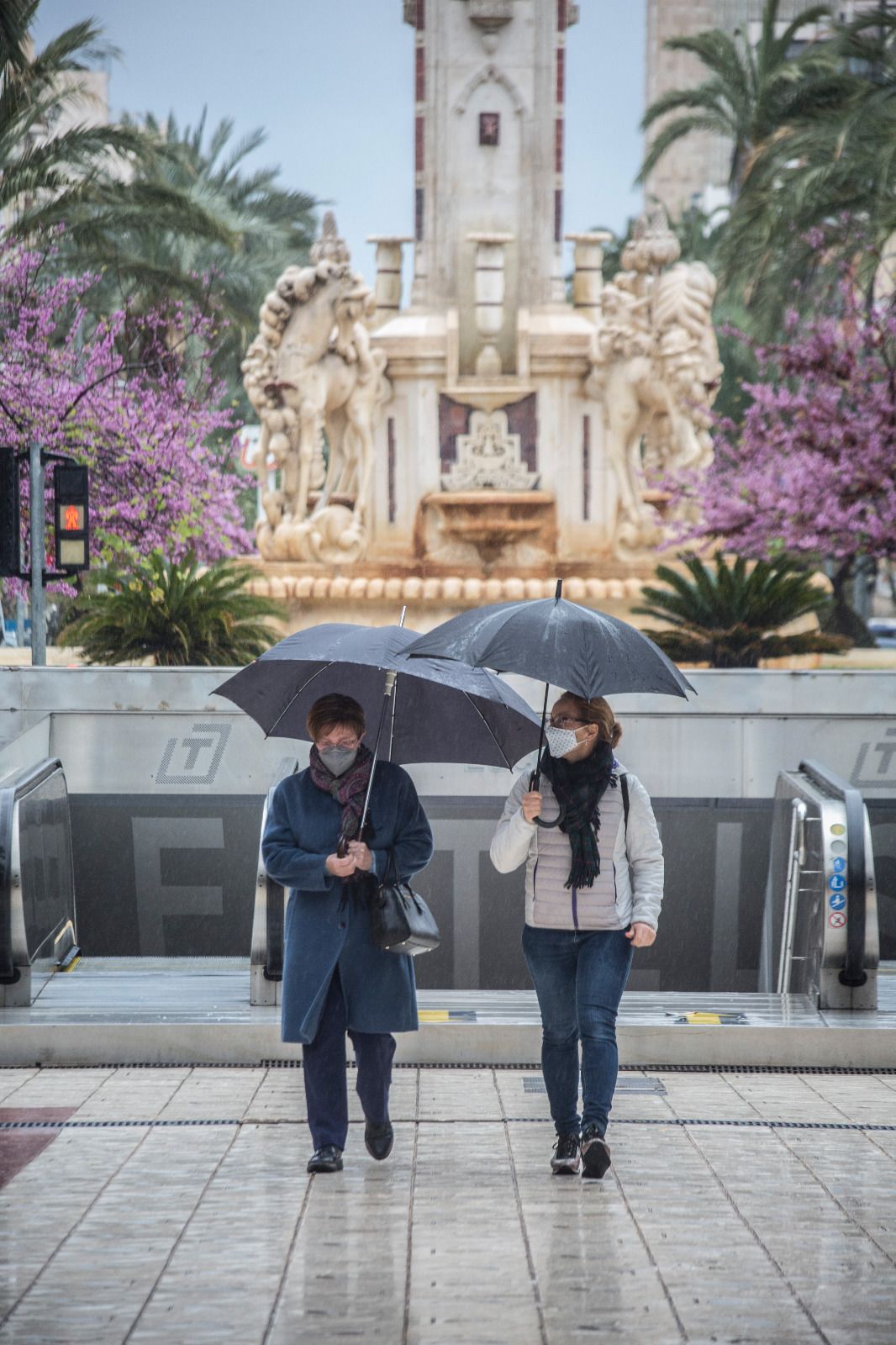 Lluvia y ambiente frío en Alicante para recibir el puente de San José