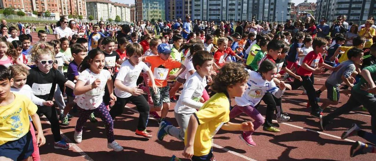 Niños participantes en la carrera por el Sáhara, en el Complejo Deportivo Avilés.