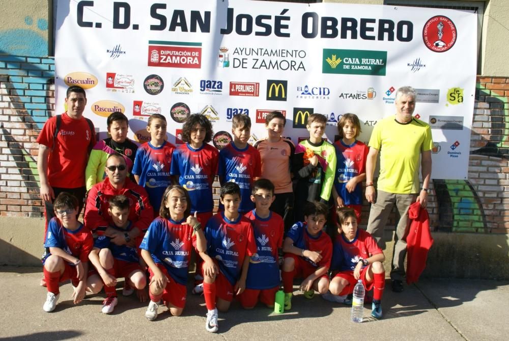 Los jugadores recogen sus medallas y trofeos.