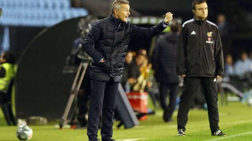 Fran Escribá da instrucciones a sus jugadores durante el choque de ayer contra el Getafe, último del valenciano con el Celta. // Marta G. Brea