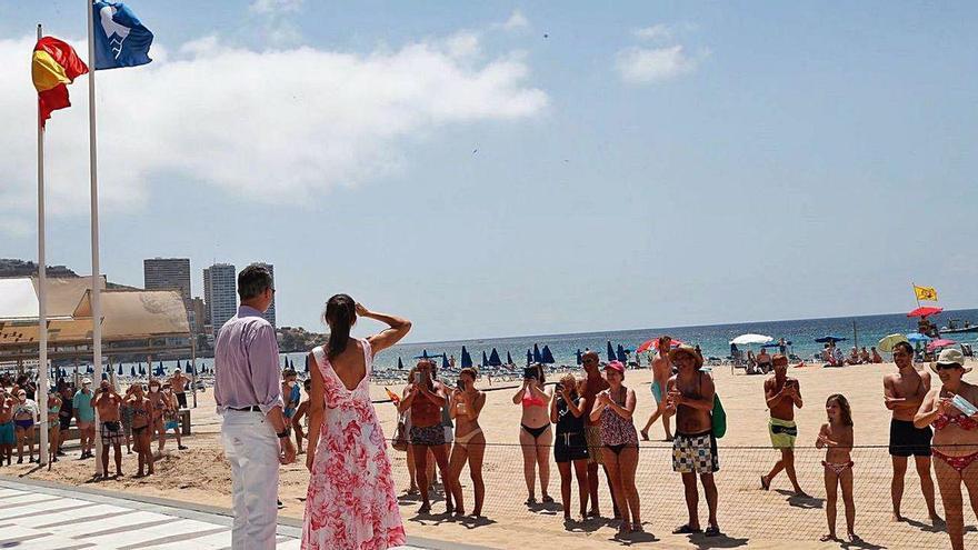 Los Reyes, ayer, en la playa de Levante de Benidorm.