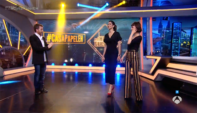 Alba Flores y Úrsula Corberó junto a Pablo Motos en 'El Hormiguero'