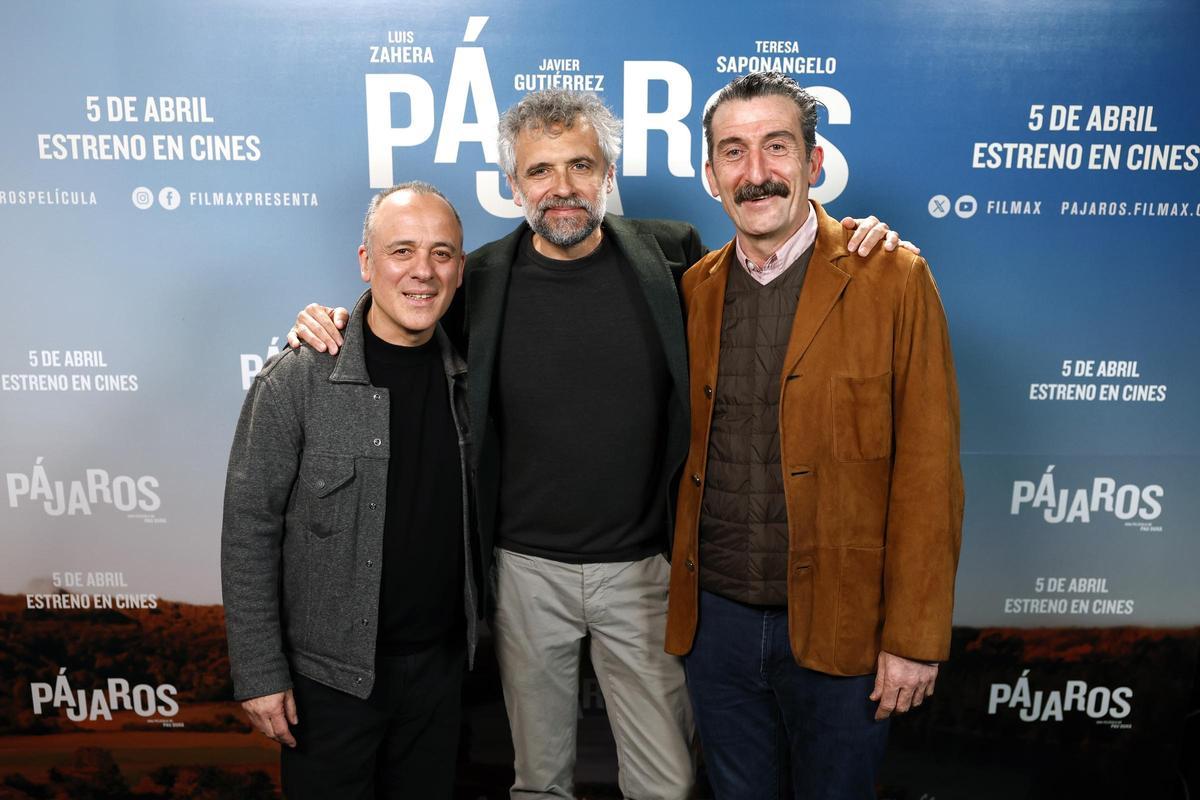 Pau Durá, con Javier Gutiérrez y Luis Zahera, en el estreno de &quot;Pájaros&quot; en Madrid