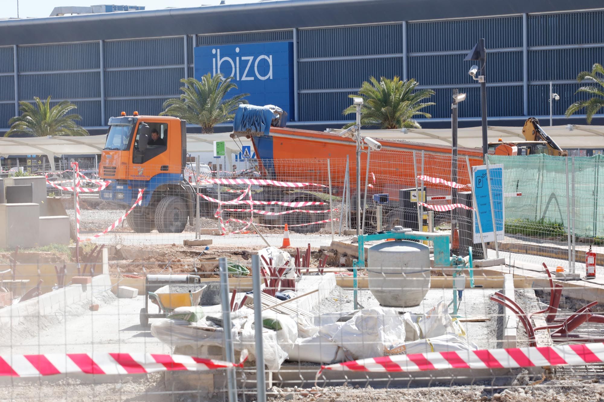 Obras en el aparcamiento del aeropuerto de Ibiza