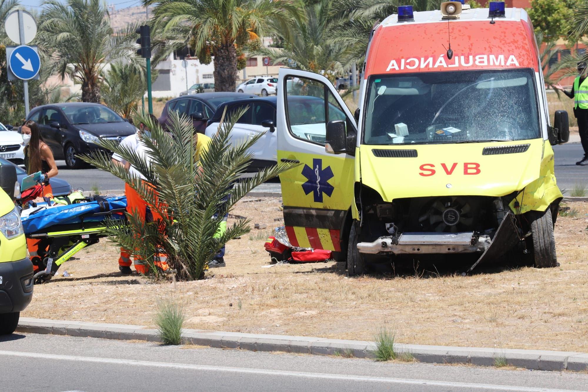 Fuerte accidente entre una ambulancia y una furgoneta en Elche