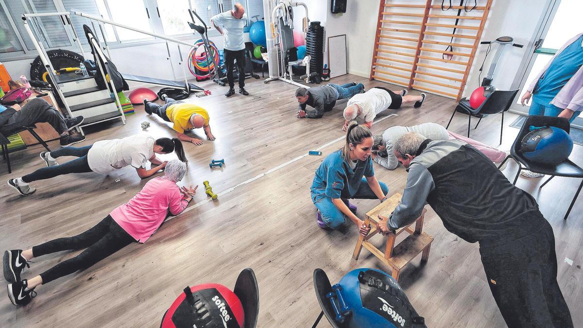 Un grupo de afectados participa en una sesión en el centro Parkinson Tenerife ubicado en San Cristóbal de La Laguna.