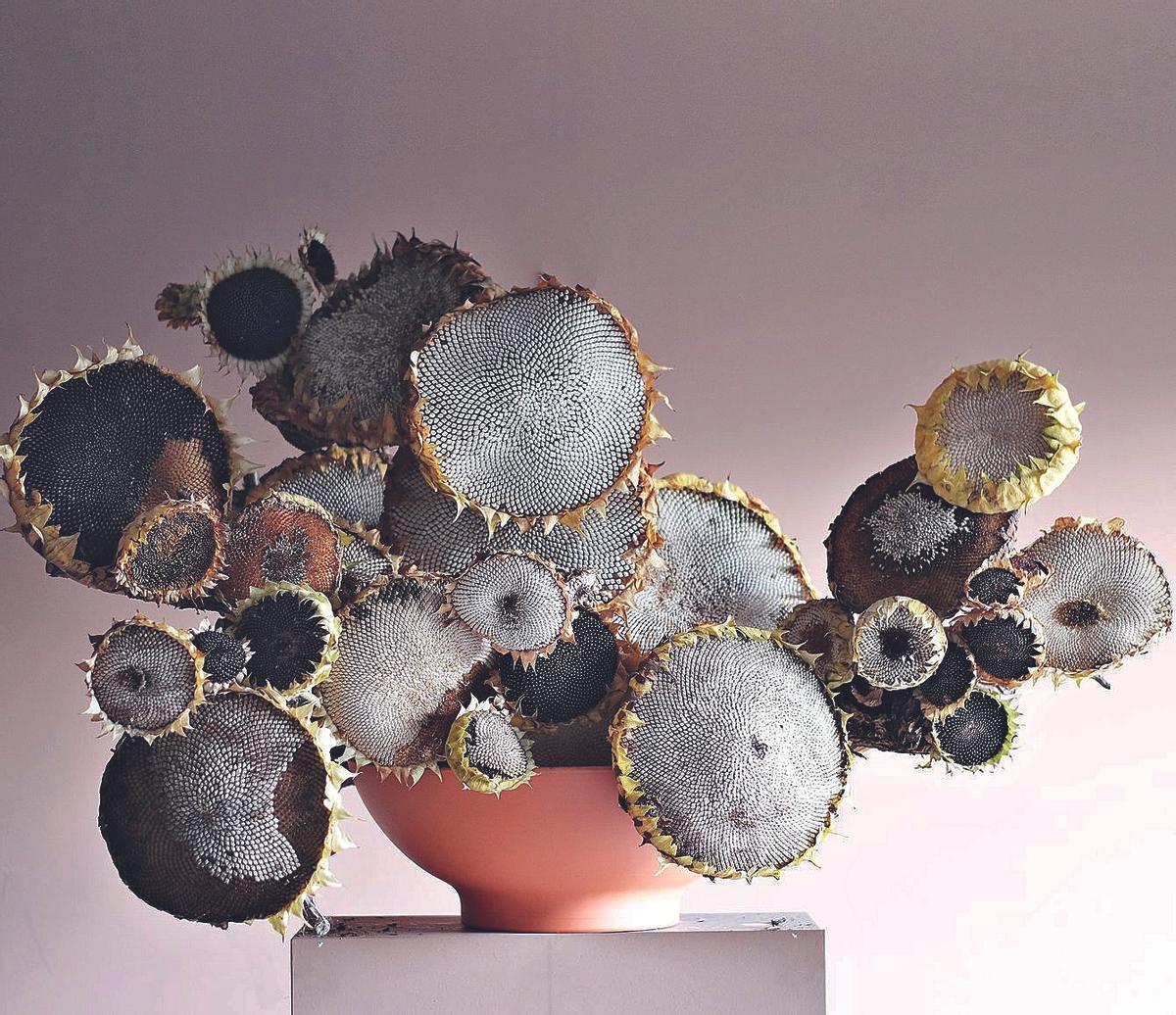 Un peculiar centro de mesa realizado con girasoles.