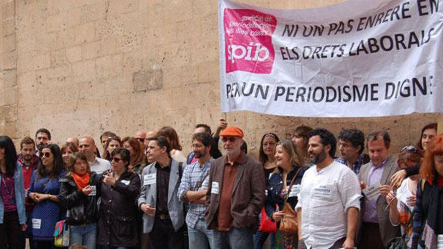 Periodistas protestan por la "situación dramática" del sector