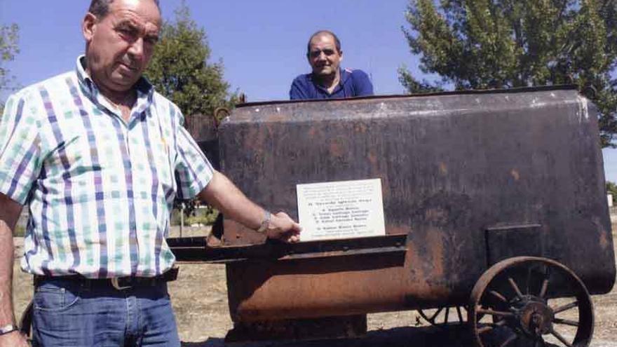 El alcalde de Rionegro, José Antonio Colino, y el teniente de alcalde, Javier Santiago, posan junto a la alquitranadora.