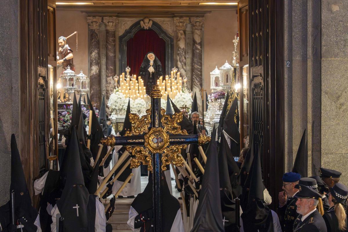 Fotogalería | Miles de fieles acompañan a la Soledad en su procesión más sobria por el Casco Antiguo de Badajoz Fotogalería | Miles de fieles acompañan a la Soledad en su procesión más sobria por el Casco Antiguo de Badajoz