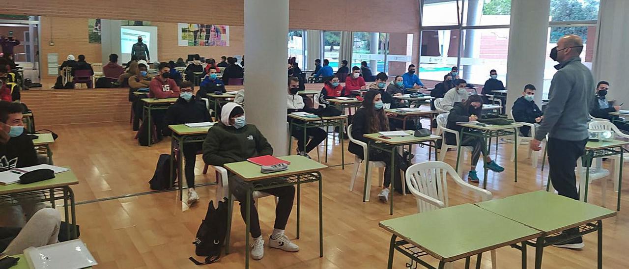 Una de las aulas habilitadas en el Centre Esportiu Roís de Corella de Gandia. | LEVANTE-EMV