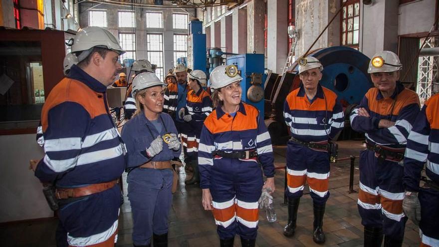 Teresa Mallada y Pilar Platero, en el centro, durante su visita al pozo Sotón con la dirección de Hunosa.