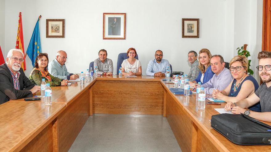 Un momento de la reunión, presidida por Juana Guardiola.