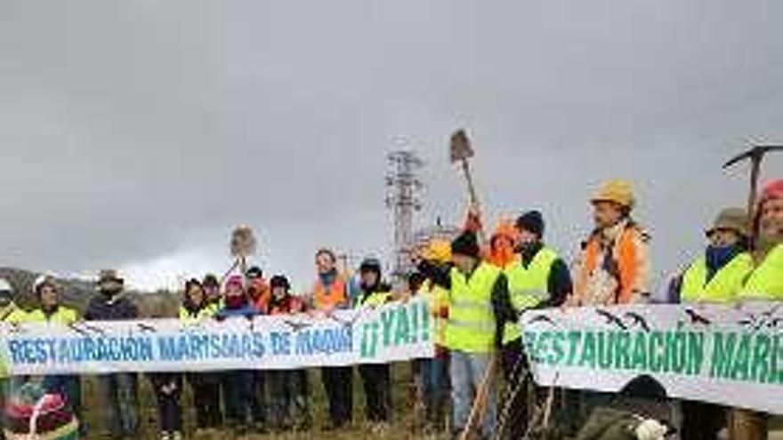 Participantes en una concentración a favor de las marismas.