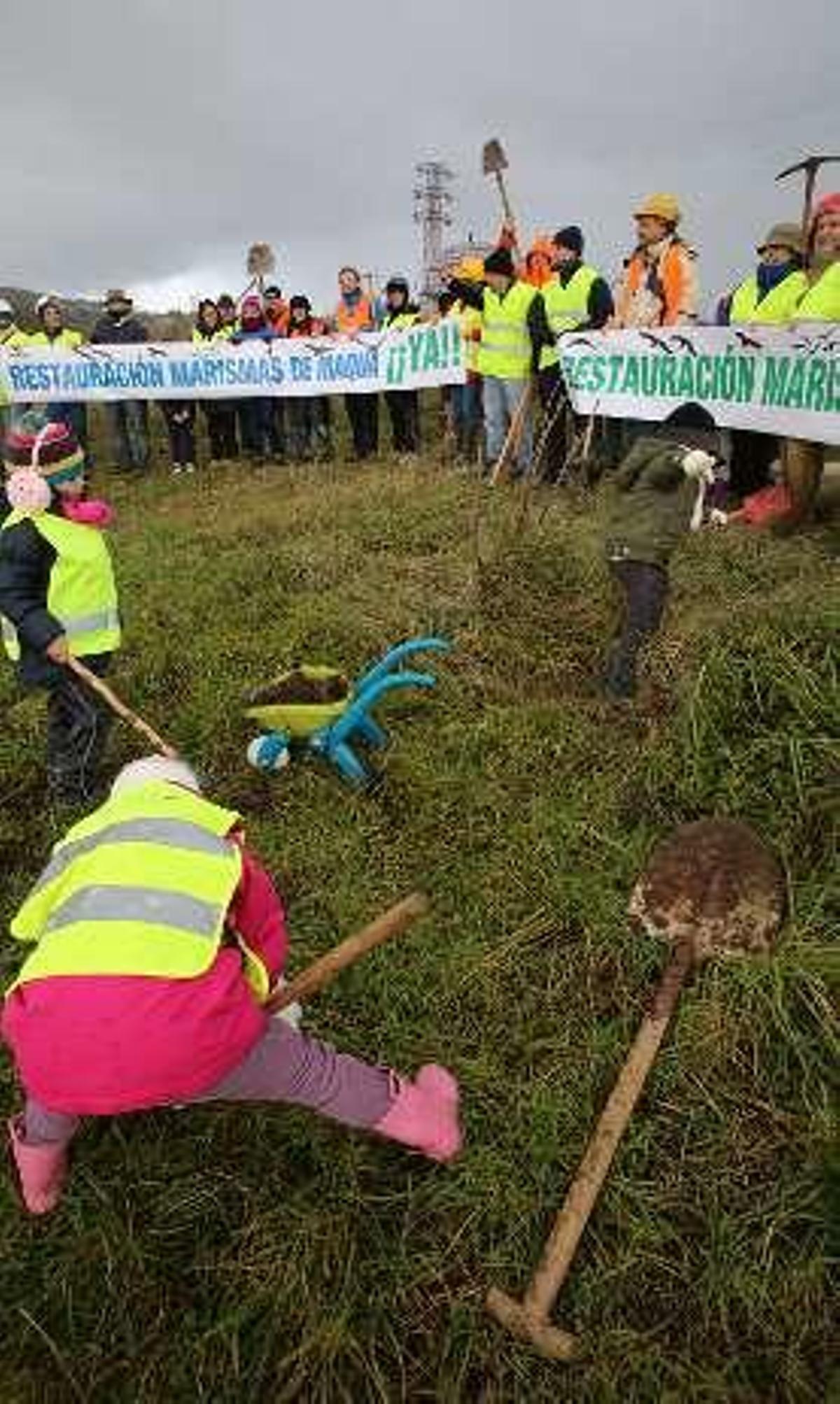 Participantes en una concentración a favor de las marismas.