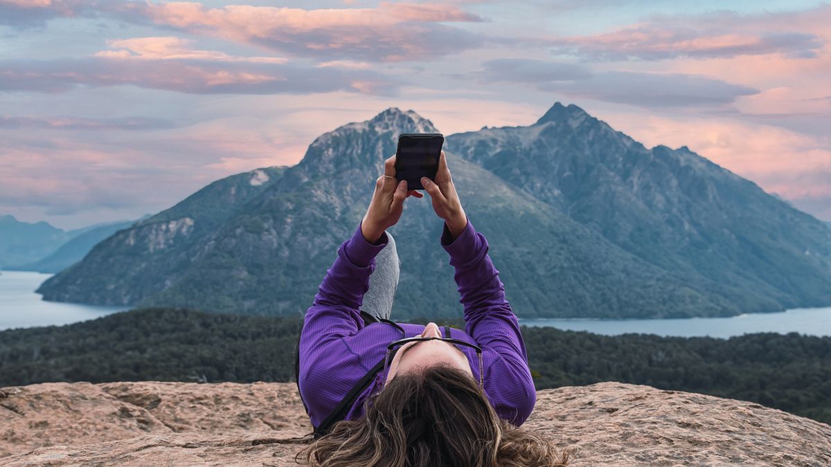 Una eSIM permite activar datos móviles antes de despegar y evitar depender del WiFi cuando exploras nuevos paisajes.