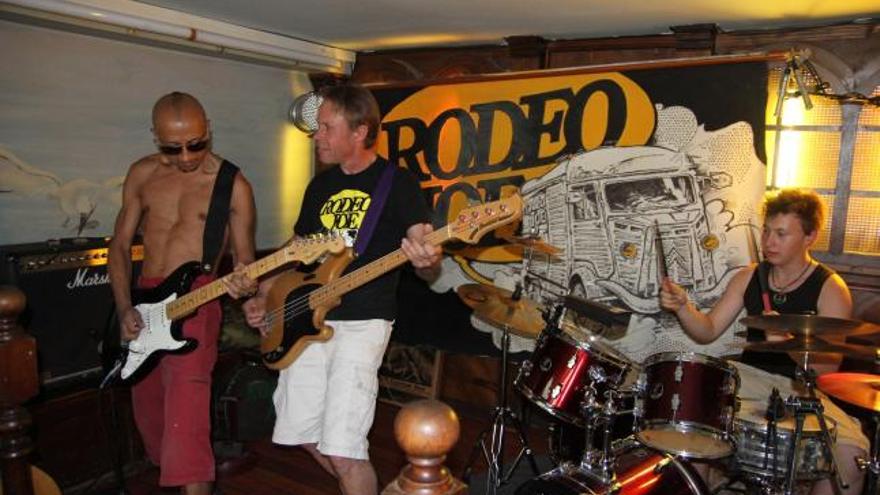 El grupo de rock francés Rodeo Joe actúa en el Ávalon