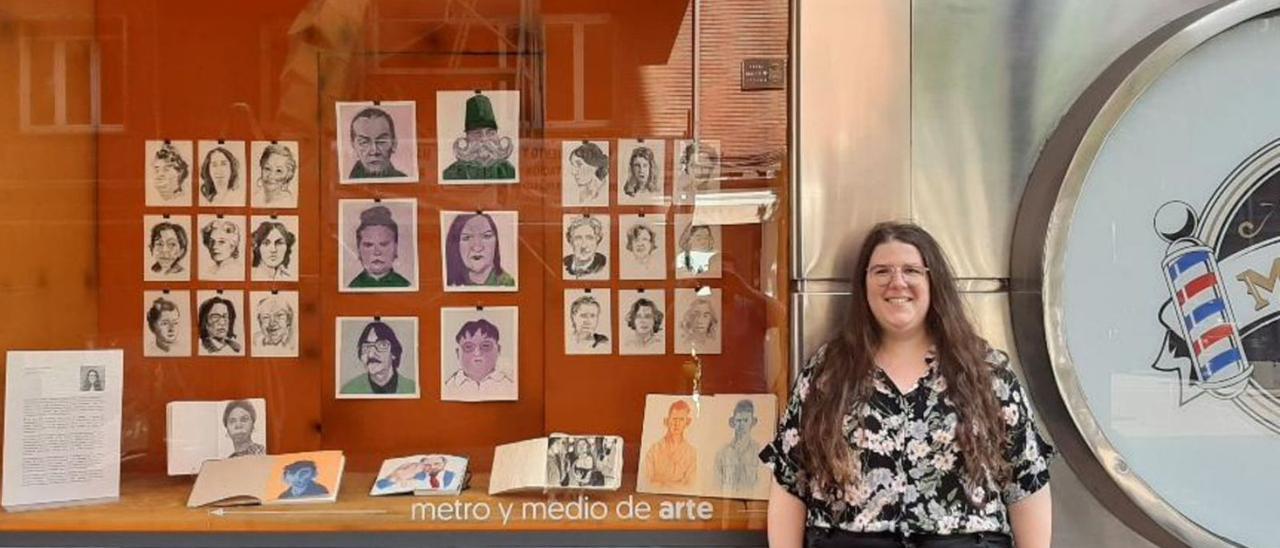 María Suárez con su exposición en «Metro y medio de arte».