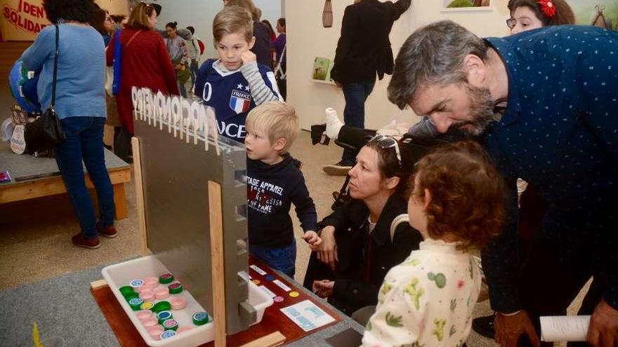 Os pais con nenos encheron o Pazo na apertura, onte, do XX Salón do Libro Infantil e Xuvenil. // R. Vázquez