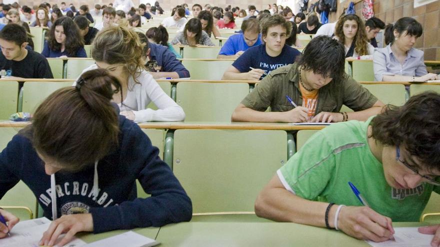 Estudiantes, haciendo la selectividad, en una imagen de archivo.