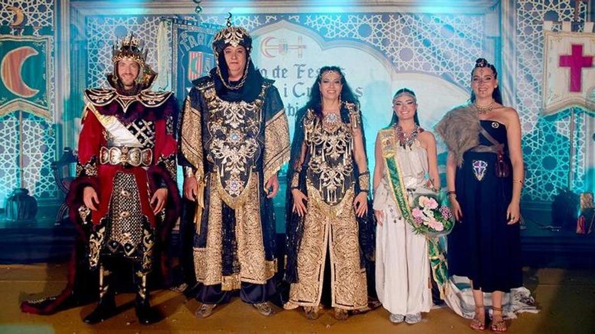 Los capitanes y abanderados de los Moros y Cristianos de Xàbia junto a la presidenta de la junta de fiestas