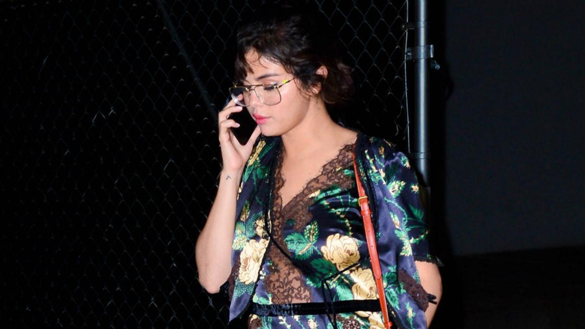 Selena Gomez con vestido de flores y transparencias