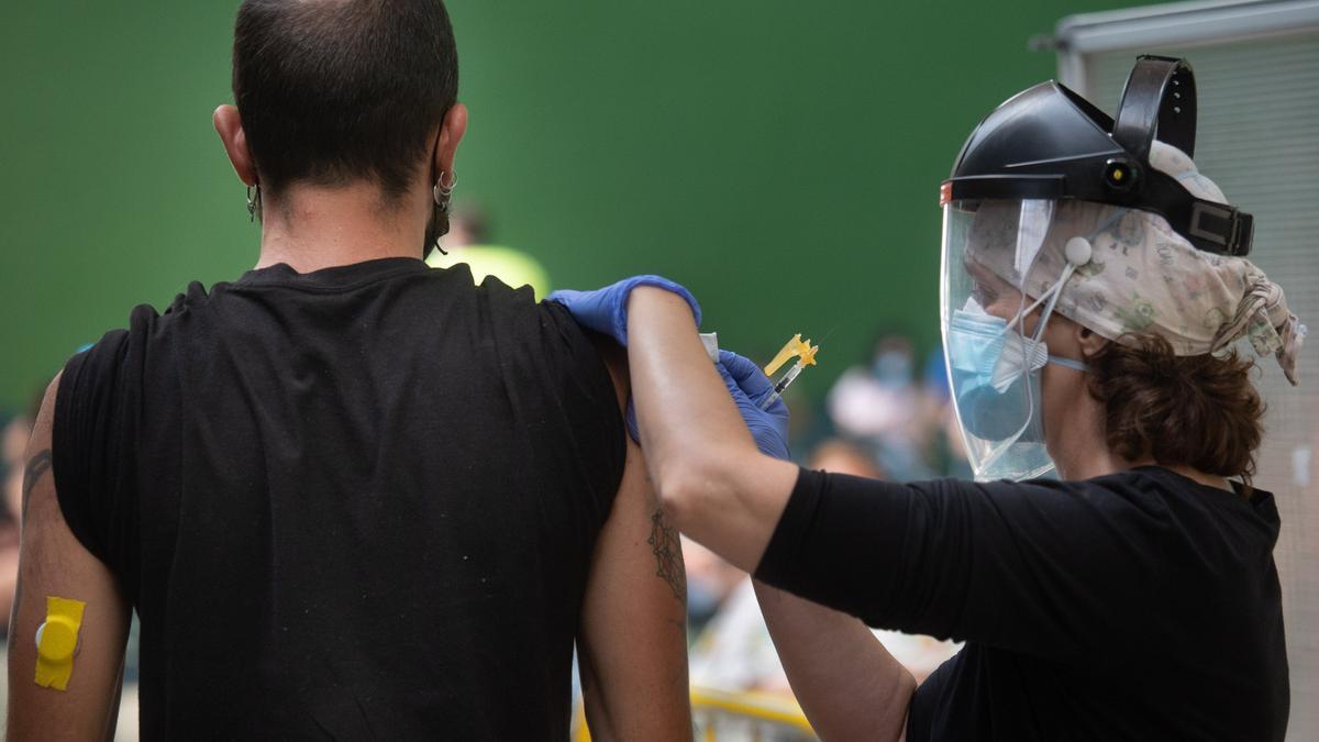 Un hombre recibe la vacuna contra el COVID.