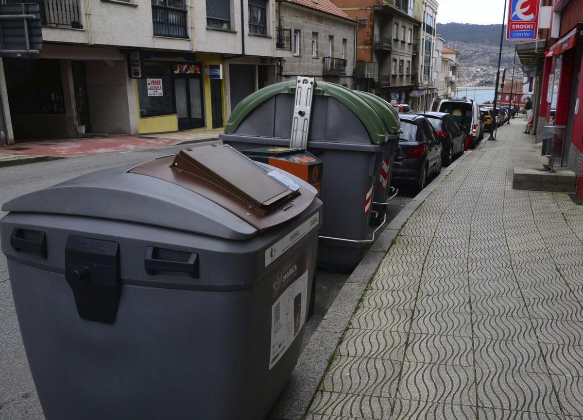 Uno de los nuevos contenedores, ayer, en la calle Ramón Cabanillas. | GONZALO NÚÑEZ