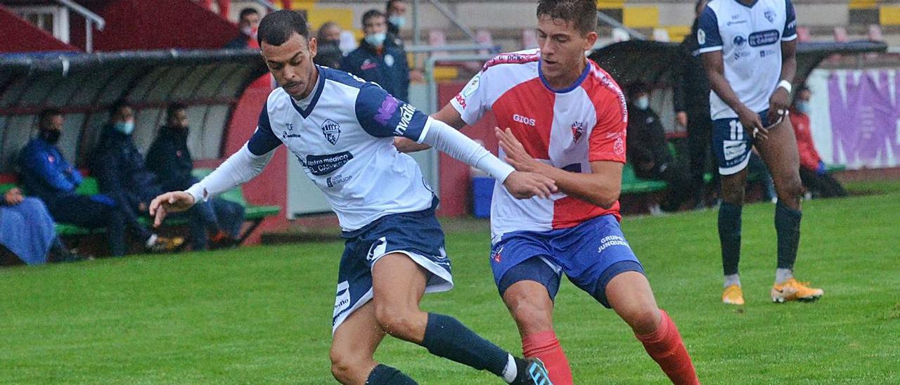 Los vilagarcianos esperan encadenar su tercer partido dejando su portería a cero. |  // NOÉ PARGA