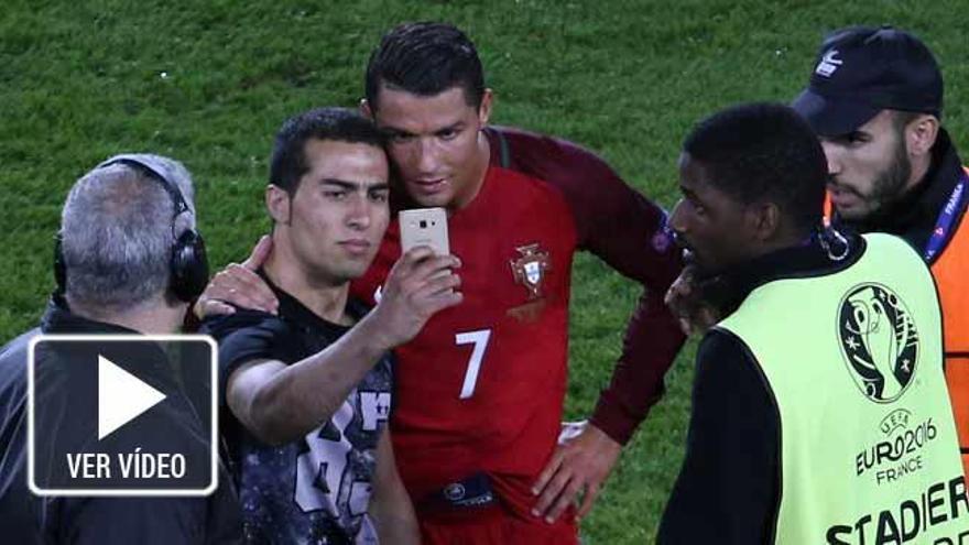 Ronaldo se hace un &#039;selfie&#039; con un fan.