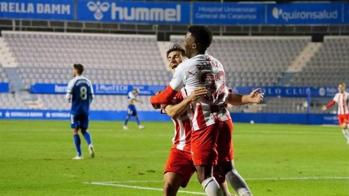 Los jugadores del Almería celebran el gol de la victoria ante el Sabadell.