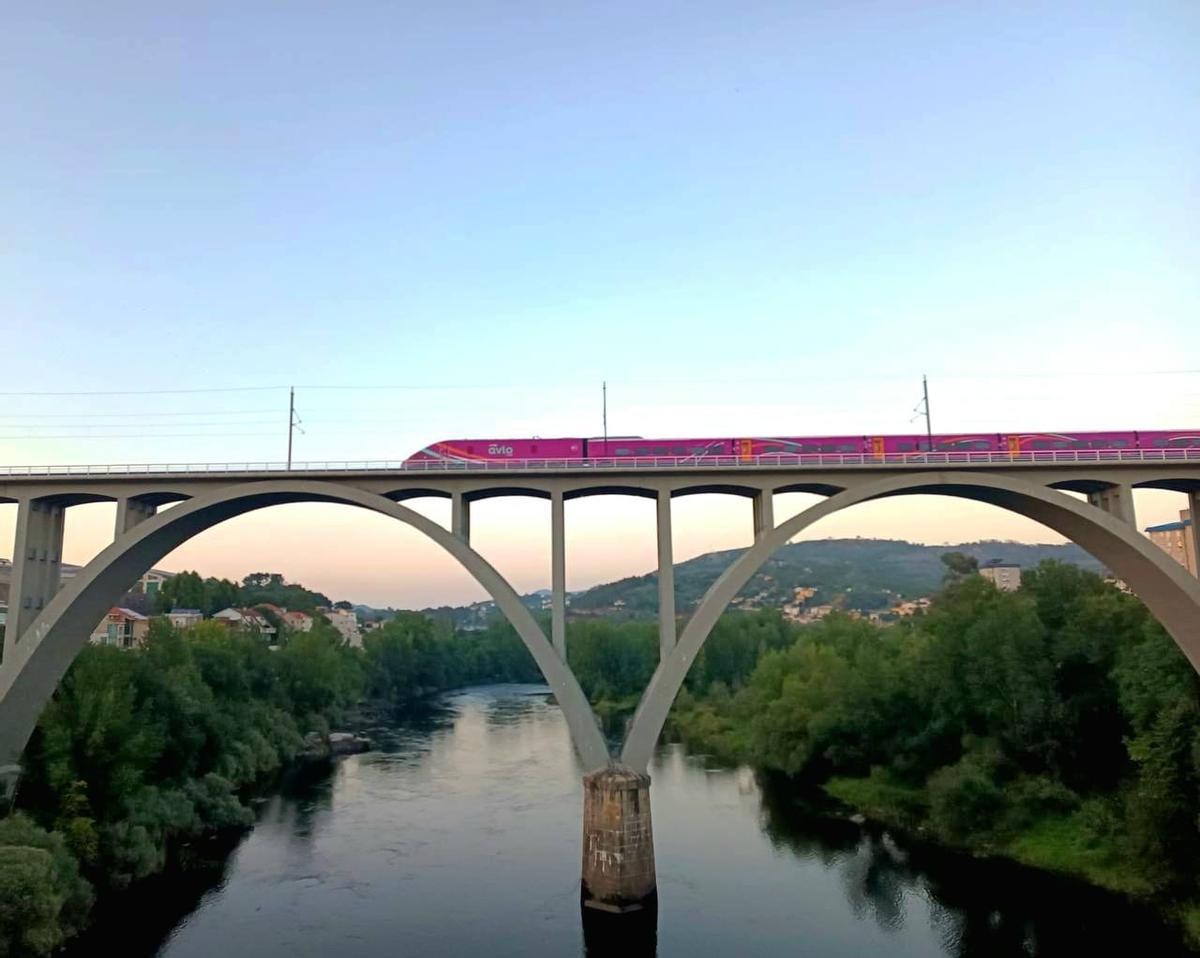 El tren de alta velocidad 'low cost' cruzando el viaducto sobre el Miño, en Ourense.