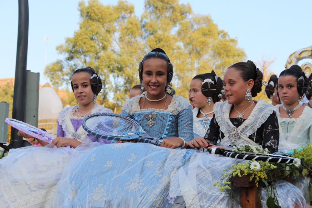 Tres generaciones de falleras en la Batalla de Flores