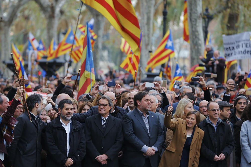 Forcadell declara al TSJC acompanyada de centenars de persones i autoritats.