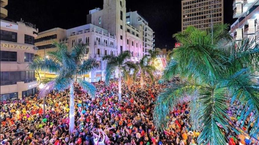 Plaza de La Candelaria durante la noche del Lunes de Carnaval LOT