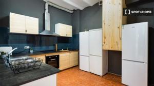 Cocina con múltiples neveras en un piso compartido de nueve habitaciones en el barrio Gòtic a 777 euros la habitación