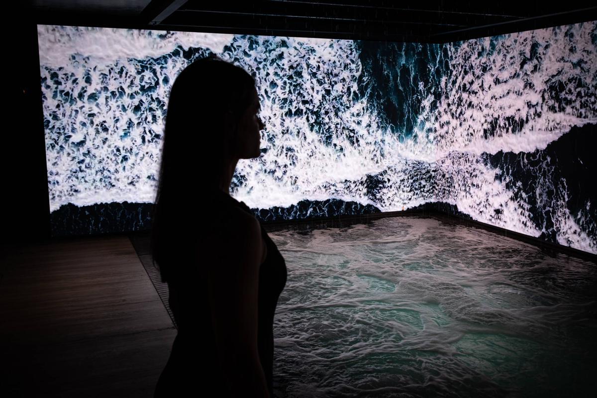 Retrato de Andrea Lacoste en el nuevo jacuzzi inmersivo del hotel SLS Barcelona.