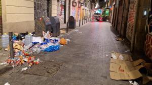 Escombreries en un carrer del barri del Raval