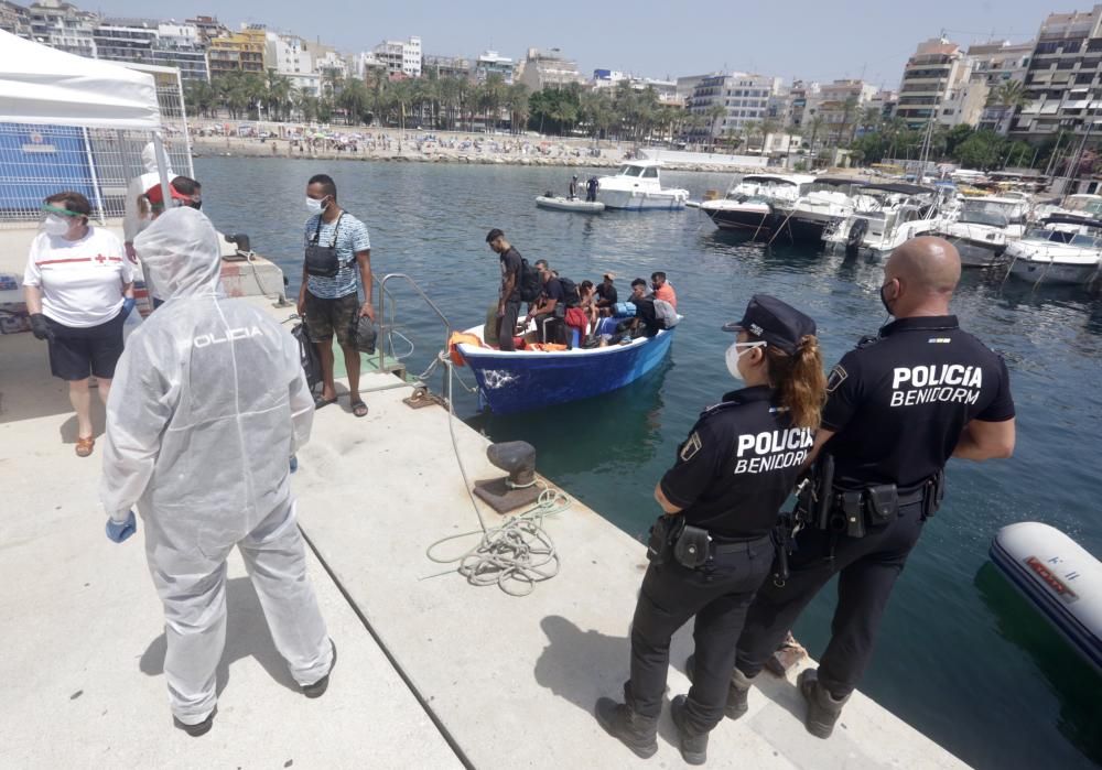 La Guardia Civil la ha localizado a cinco millas de Sierra Helada y en estos momentos están llegando al puerto de la localidad