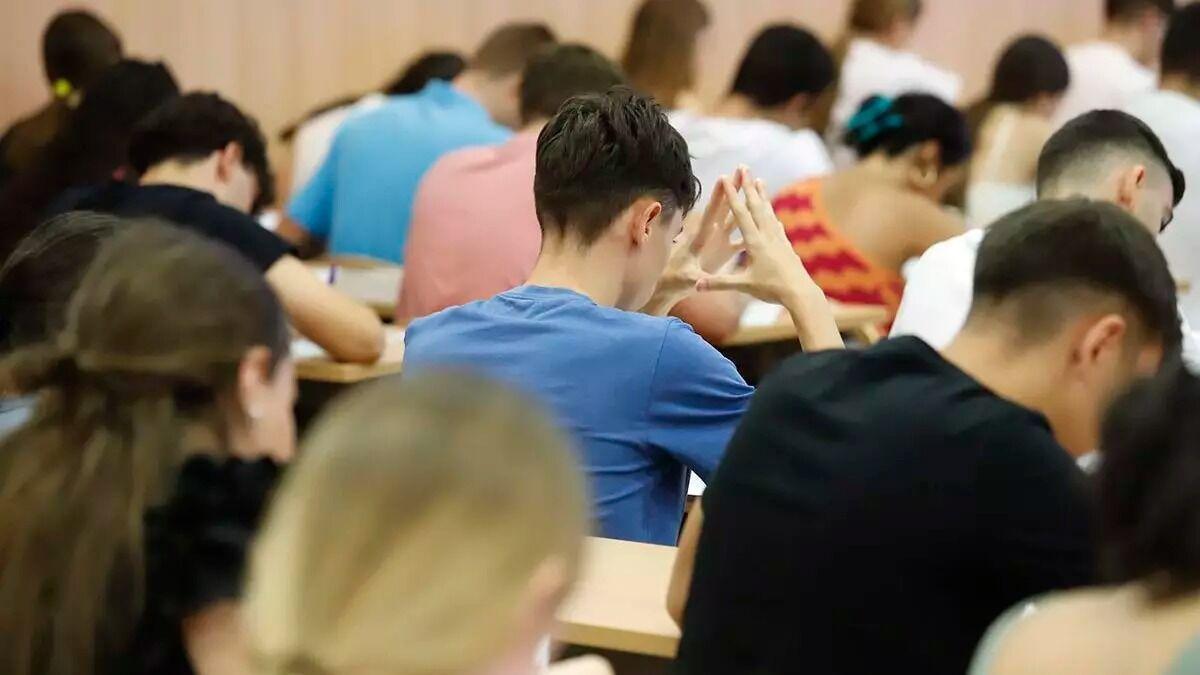 Un joven realiza un examen de la convocatoria extraordinaria de selectividad.