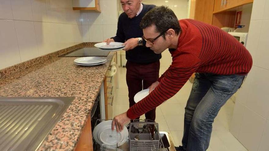 Fran Ferro y Carlos Esquerro se encargan del lavaplatos, porque las tareas se reparten. // G. Santos