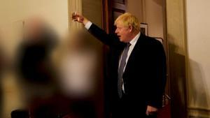 Boris Johnson brindando en una de las fiestas.