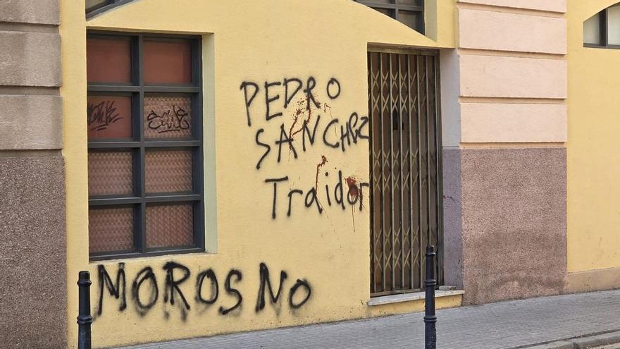 Nuevas pintadas en la sede del PSOE de Badajoz: "Pedro Sánchez, traidor" y "Moros no"