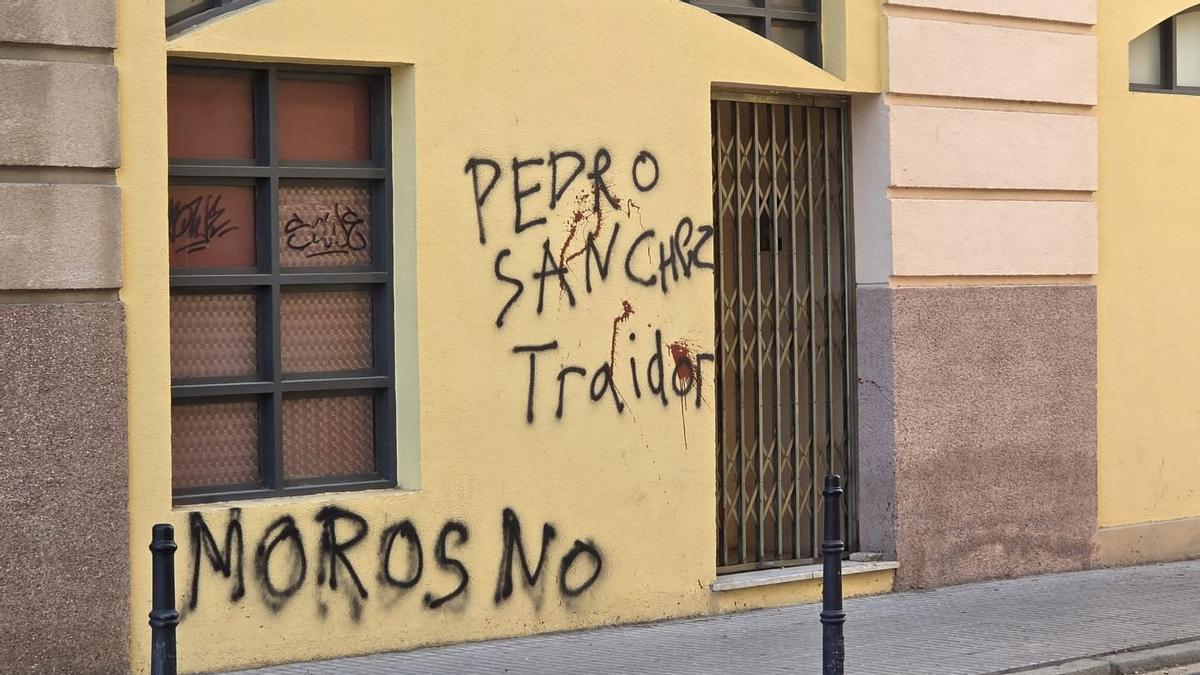 Pintadas en la fachada de la sede del PSOE de Badajoz, en Ronda del Pilar.