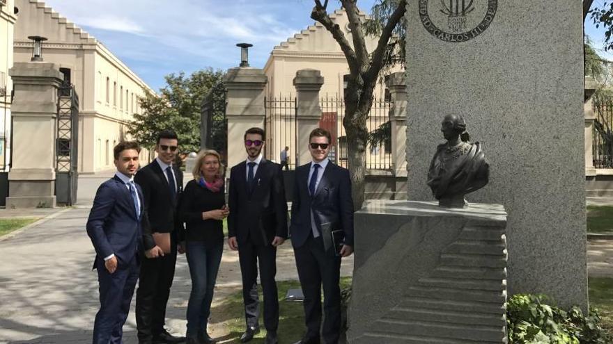 Equipo de oratoria de la UIB que participó en el concurso.