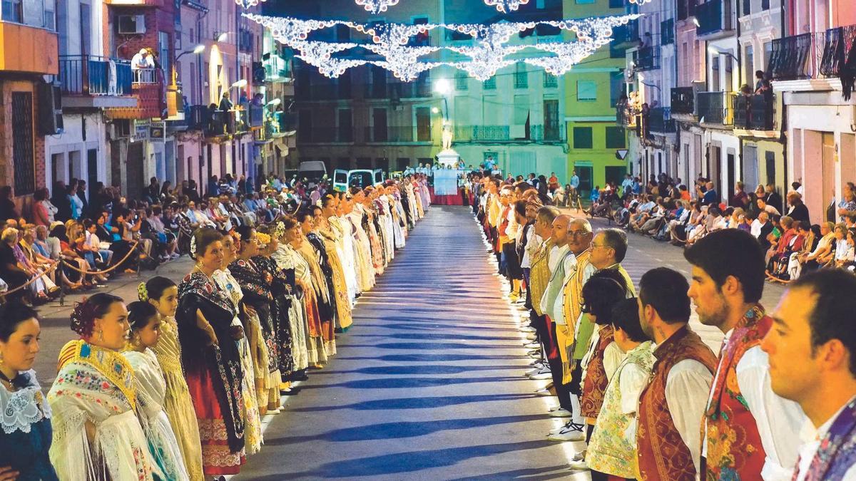 Bailadores de la "dansà" en la Font de la Figuera.